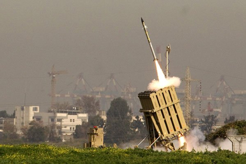 Một tên lửa được phóng lên từ hệ thống phòng thủ tên lửa Vòm Sắt của Israel.  
